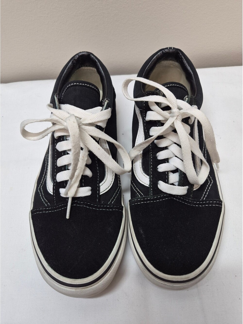 Black and White Vans Old Skool Low Top Sneakers, Men's Size 6 B383
